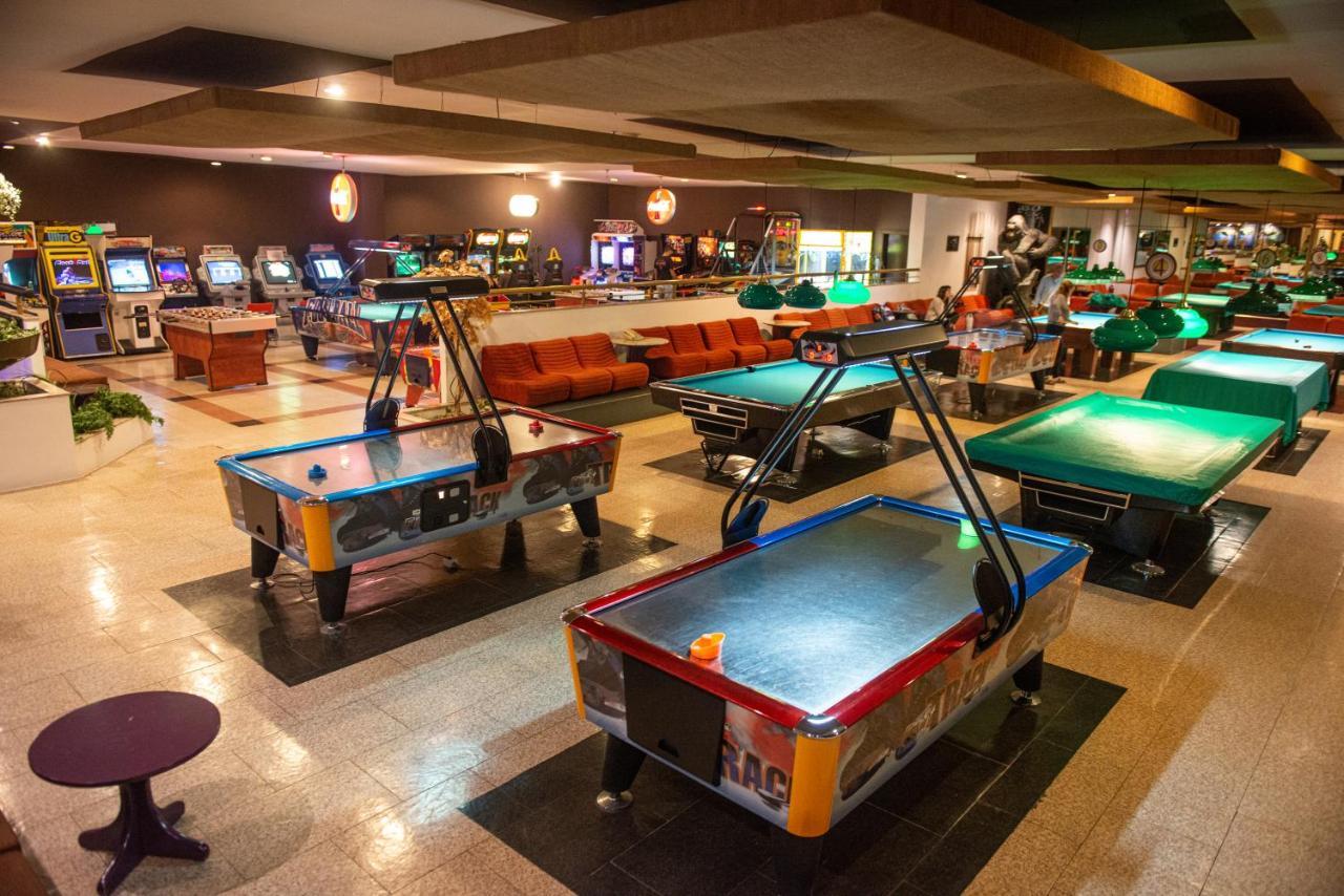 Rodos Palace Hotel Ixiá Kültér fotó Air hockey tables in a game arcade